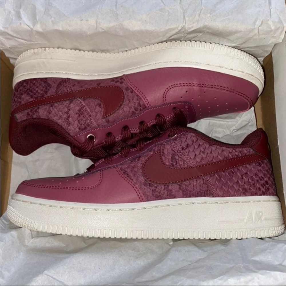 Nike Air Force 1 LV 8 Red